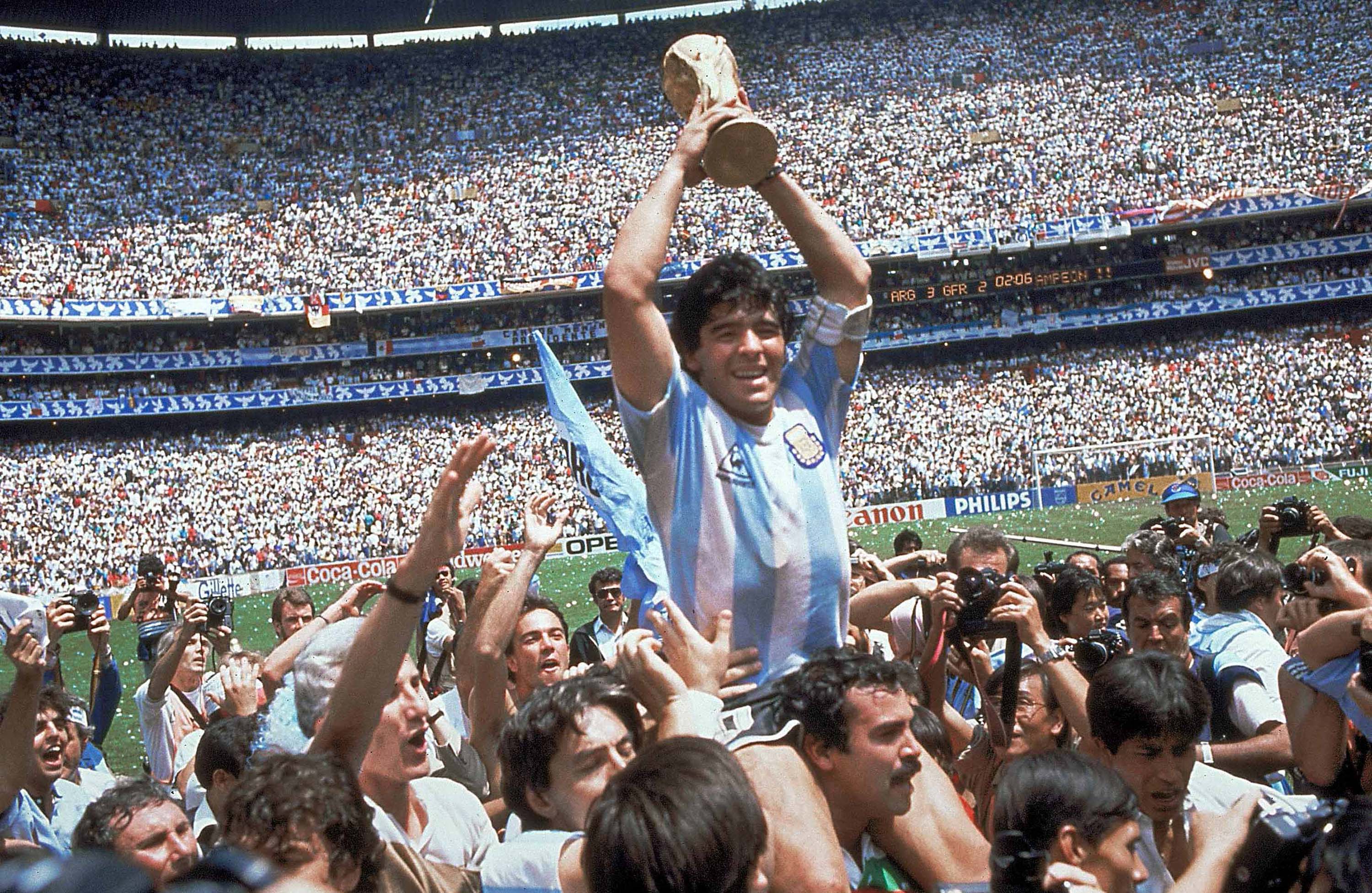 Innermittfältare: Diego Maradona, Argentina. Var aktiv mellan 1976 och 1997. Vann VM-guld åt Argentina och var en kultfigur i Napoli. 