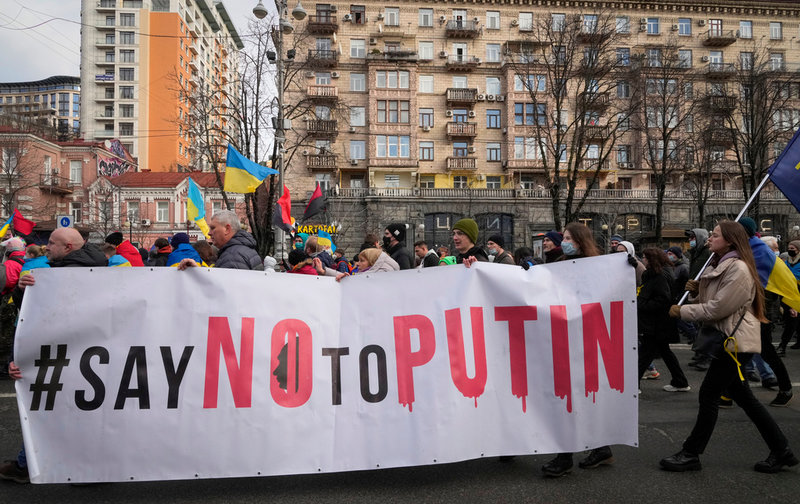 'Säg nej till Putin', står det på en banderoll som hölls upp under en demonstration i Kiev i lördags.