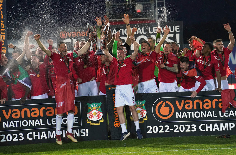 Wrexhamspelarna firar uppflyttningen.
