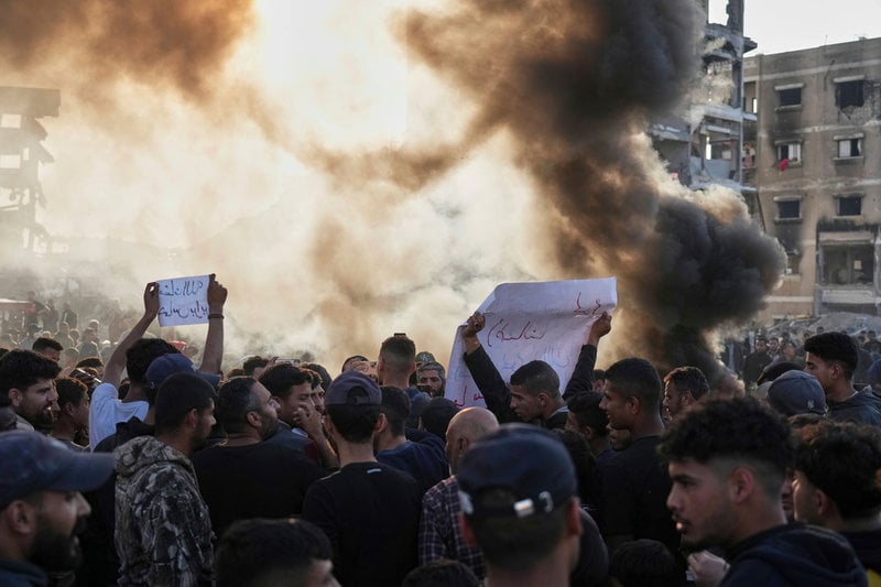 Gazabor protesterar mot kriget och mot Hamas i en ovanlig demonstration i Beit Lahiya i norra Gazaremsan i mars.