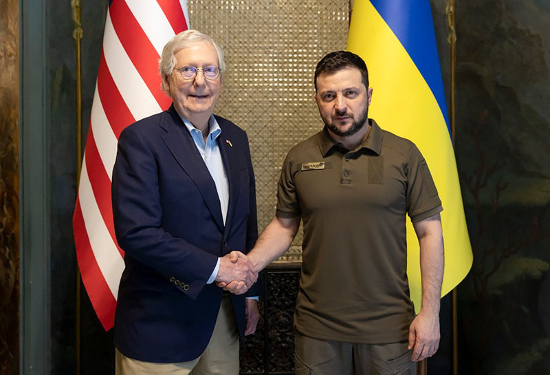 Mitch McConnell besök hos Volodymyr Zelenskyj i Kiev följer på att den demokratiske talmannen Nancy Pelosi och presidenthustrun Jill Biden tidigare i maj besökt Ukraina.