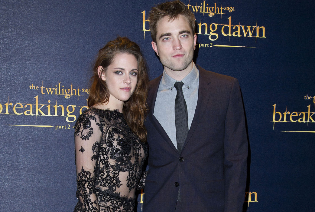 Kristen Stewart bedrar Robert Pattinson. Alla såg Kristen Stewart och Robert Pattinson som det perfekta paret. När Kristen under inspelningen av Snow White and the Huntsman var otrogen med den gifta regissören och tvåbarnspappan Rupert Sanders blev inte Kristen populär bland Twilight-fansen.