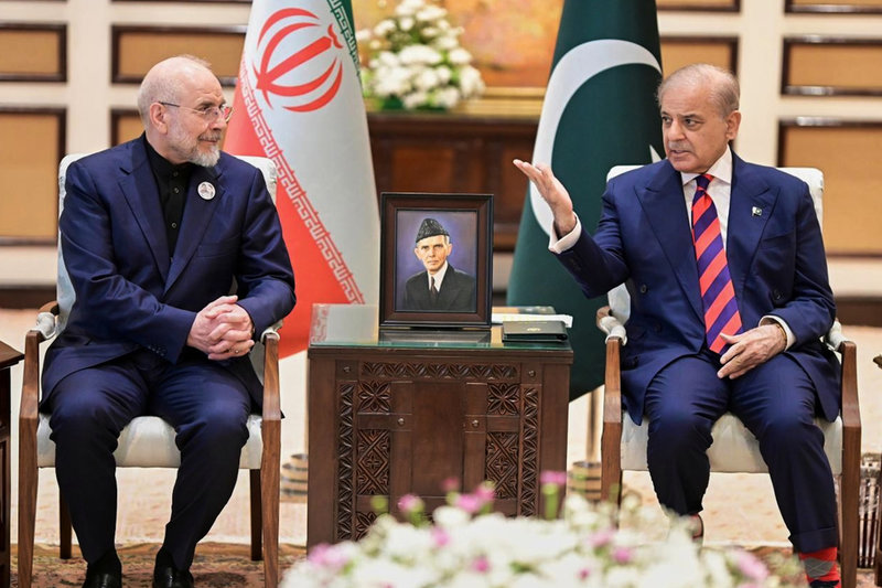 Det iranska parlamentets talman och delegationschef Mohammad Bagher Ghalibaf tillsammans med Pakistans premiärminister Shehbaz Sharif i Islamabad på lördagen.