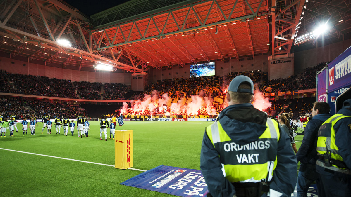 AIK:s rejäla pyro i derbyt mot Djurgården förra säsongen. 
