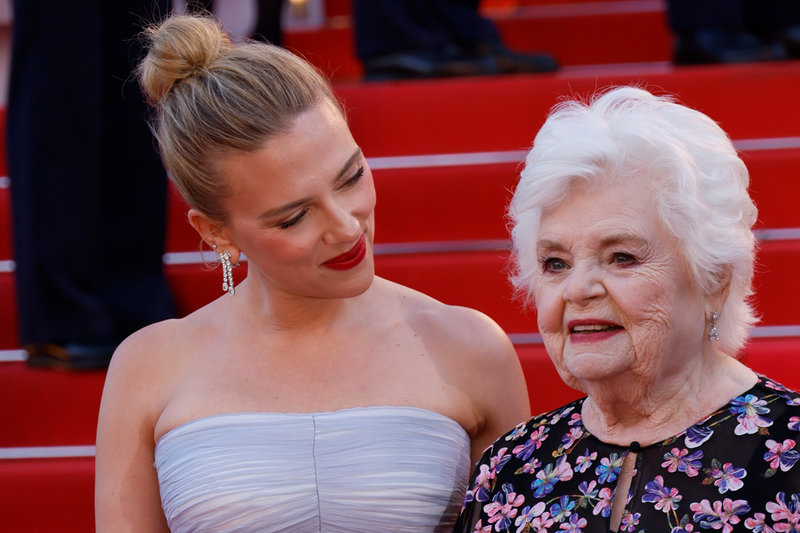 Scarlett Johansson tillsammans med 96-åriga June Squibb på filmfestivalen i Cannes.