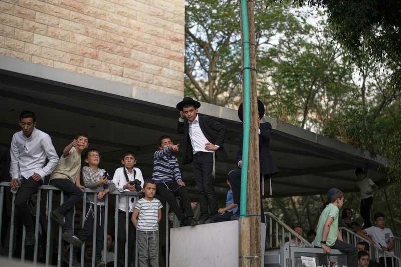 Israeler betraktar förödelsen efter en iransk robotattack mot Bnei Brak nära Tel Aviv på måndagen.