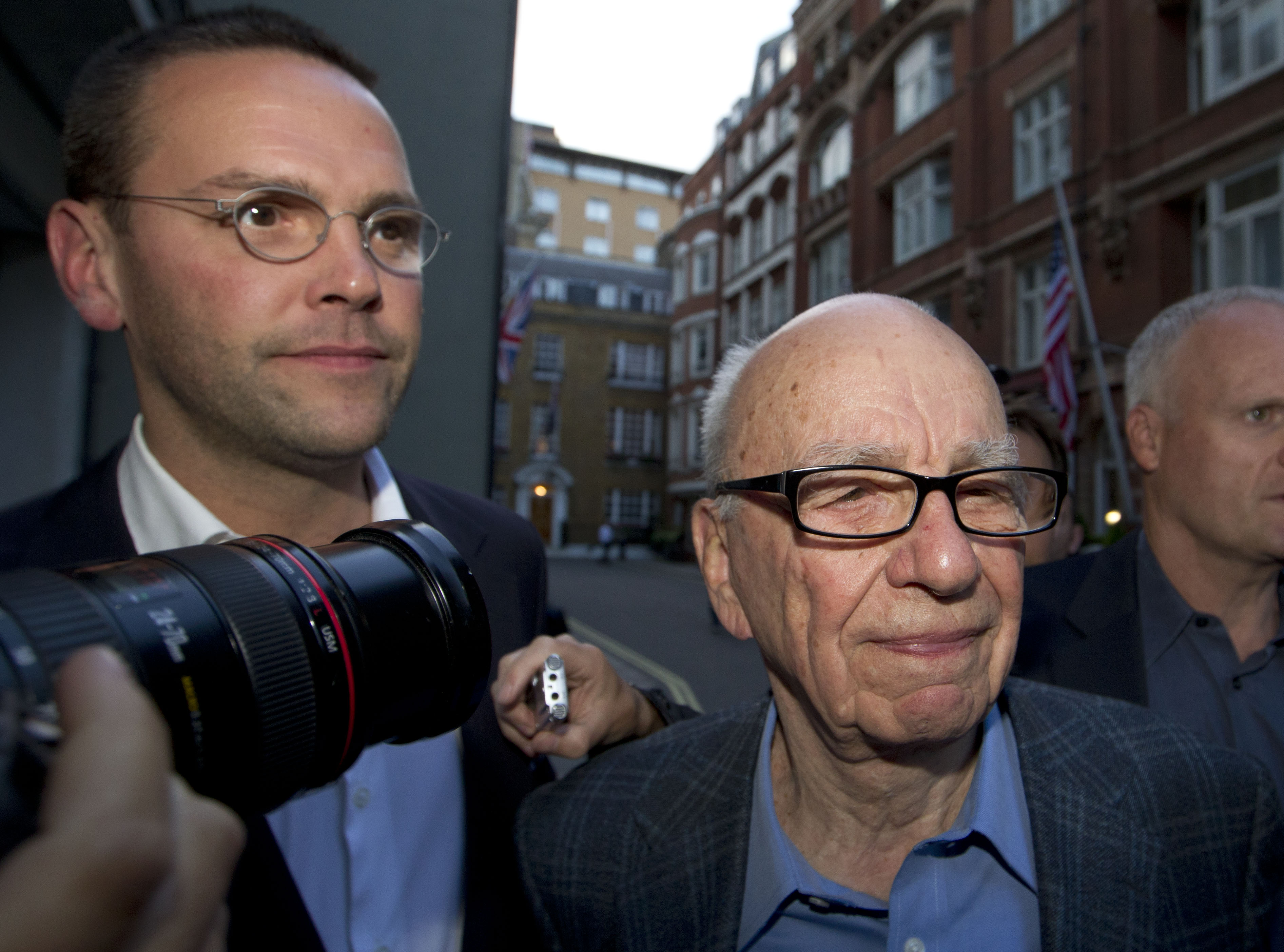 Både Rupert Murdoch och sonen James (till vänster) frågades ut i det brittiska parlamentet efter News of The World telefonhackningsskandaler.