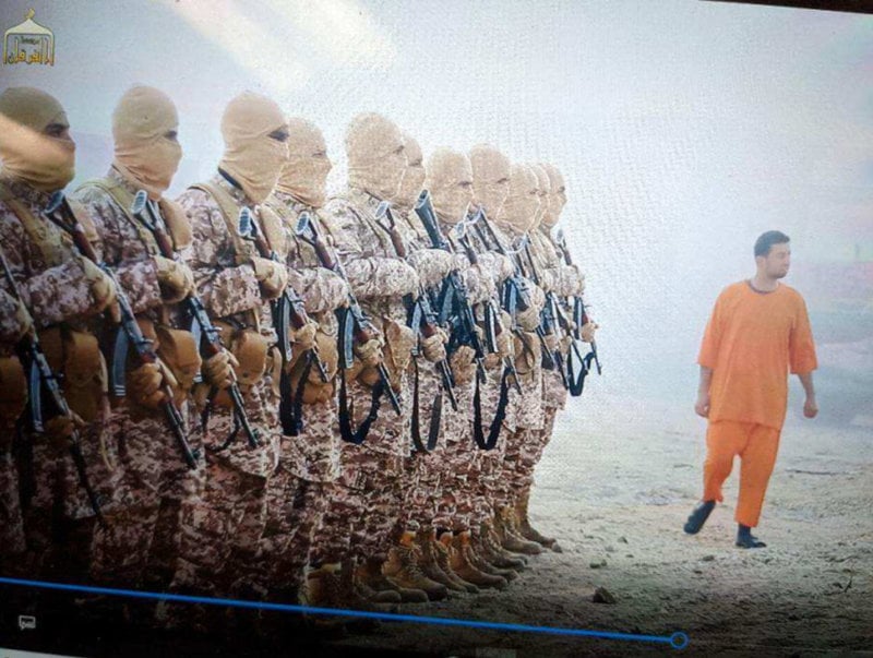 Skärmbild från IS propagandavideo av avrättningen.