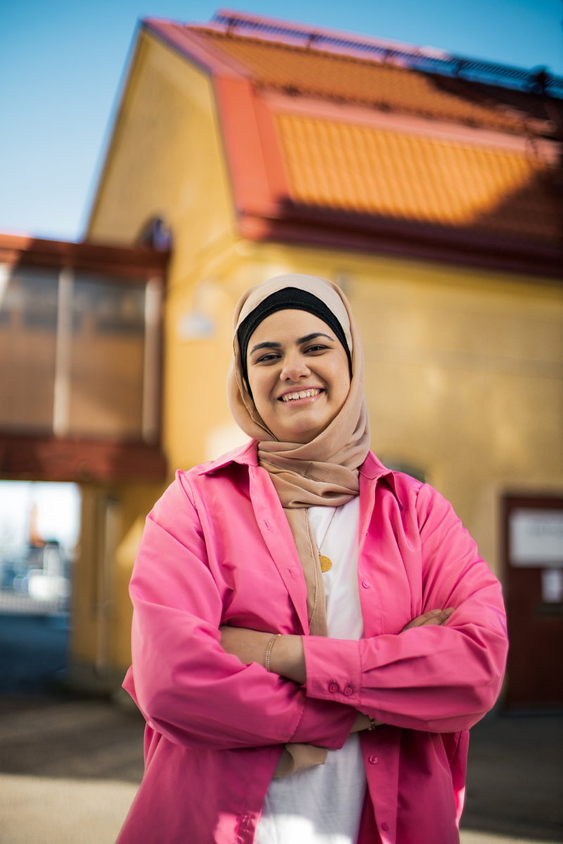 Nora Khalil har varit finalist i Ortens bästa poet och har tilldelats Tensta Konsthalls textpris. Nu debuterar hon med 'Yani'. Pressbild.