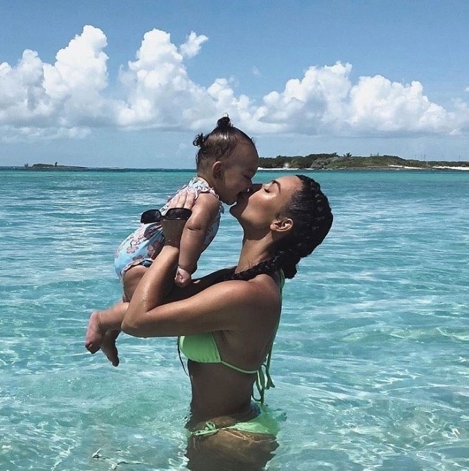 Kim Kardashian och Chicago West Kim Kardashian och Chicago West
