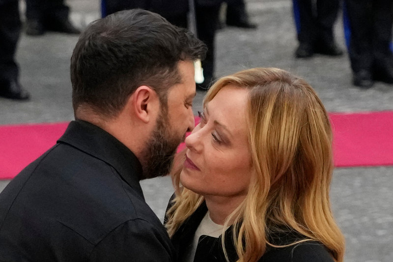 Ukrainas president Volodymyr Zelenskyj tas emot av Italiens premiärminister Giorgia Meloni vid Chigipalatset i Rom på tisdagen.