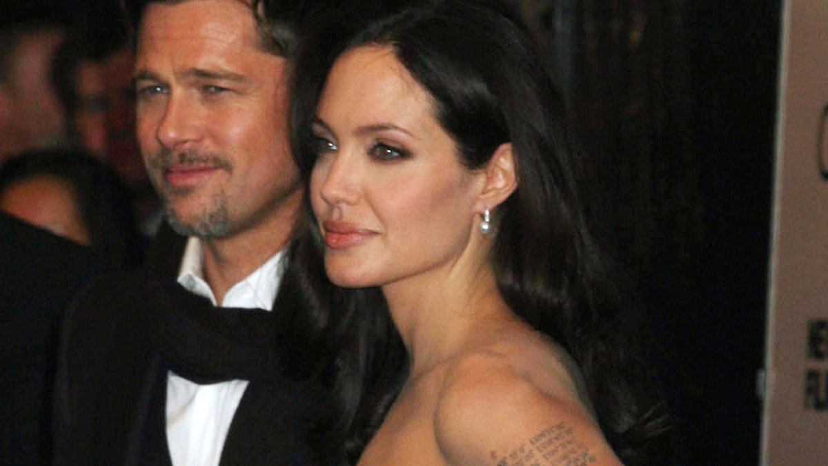 Angelina Jolie tatuering på axeln – romantisk eller kaninkokerskevarning? 