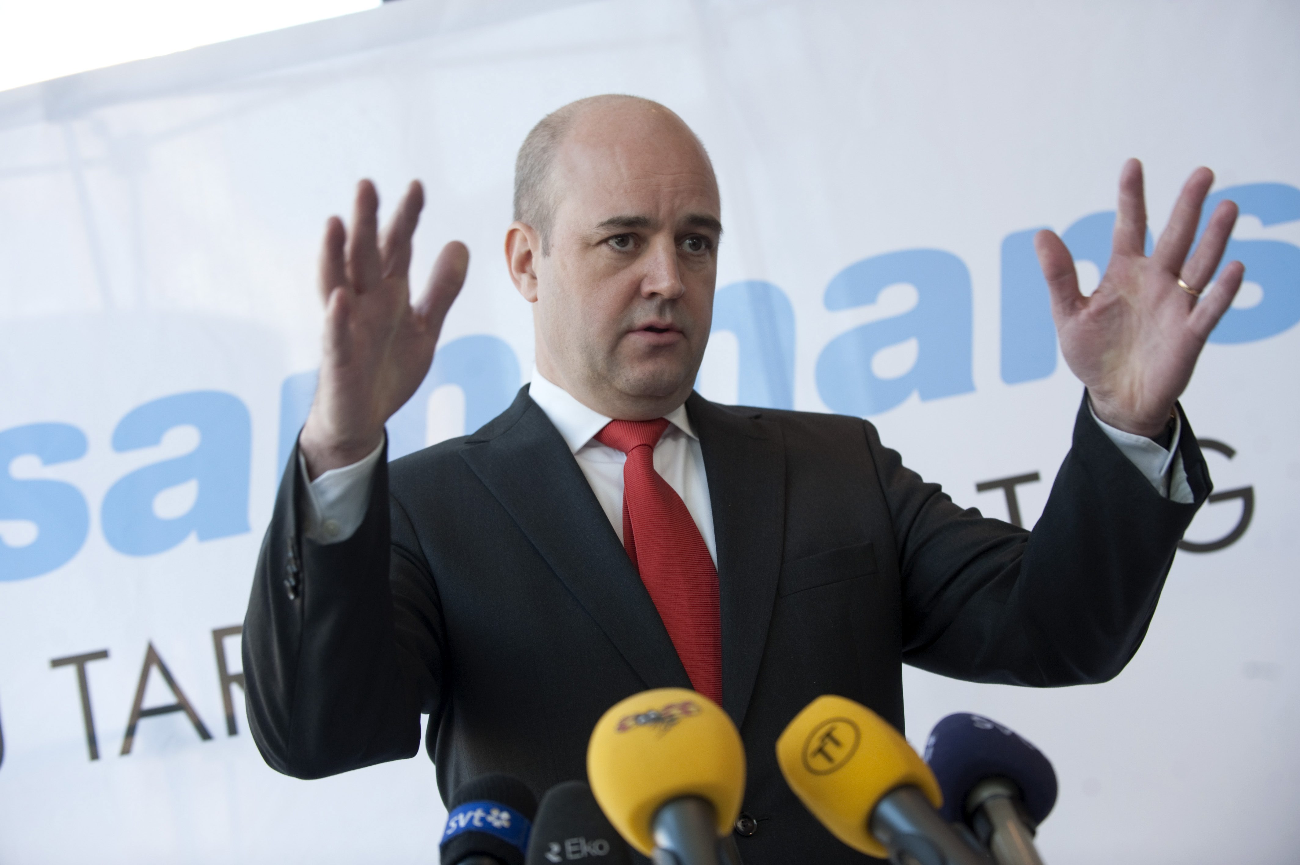 Fredrik Reinfeldt och flera andra statsråd gav FOI klartecken till projektavtalet om vapenfabriken, enligt Ekots nya avslöjande.