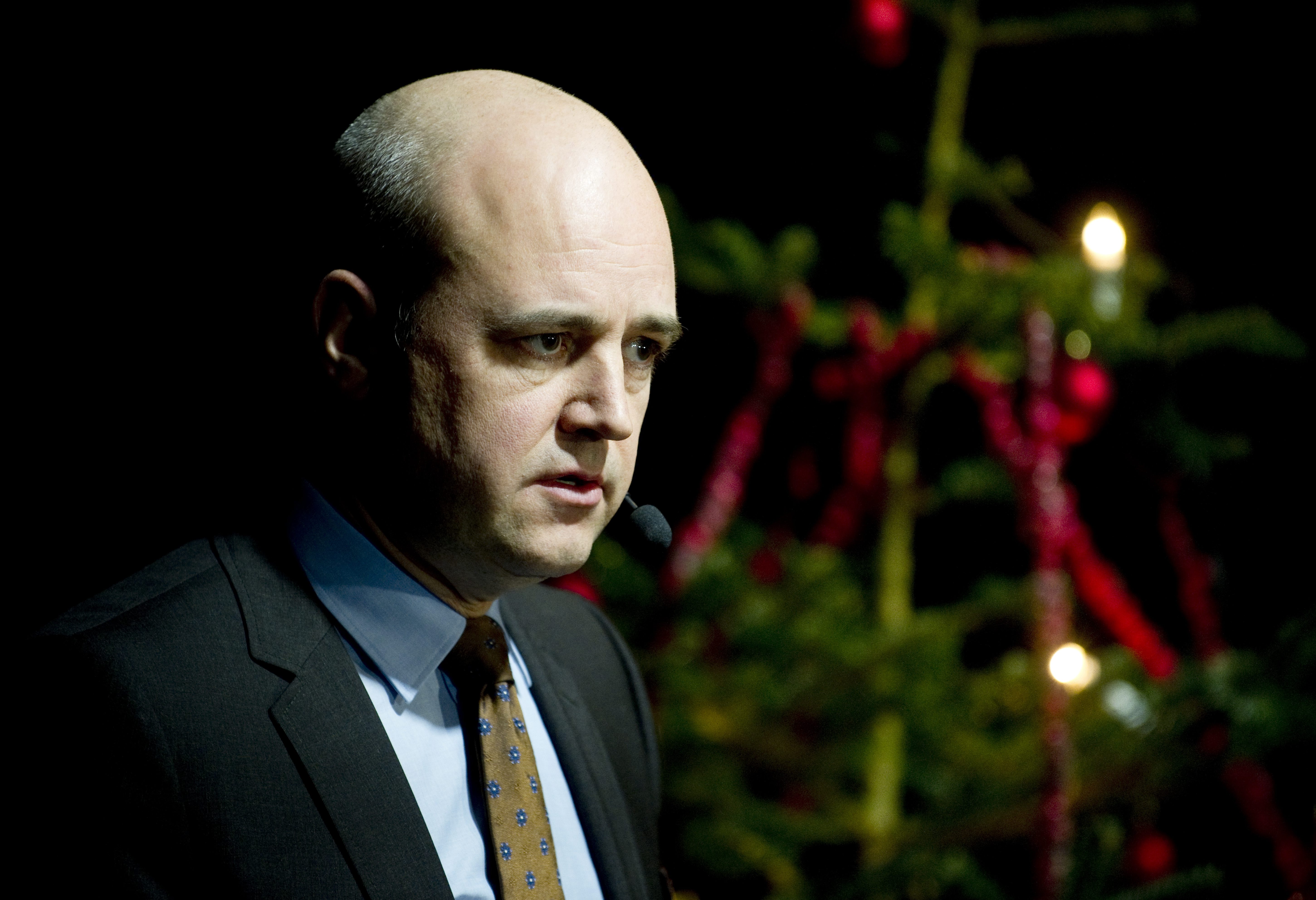 Statsminister Fredrik Reinfeldt lovade satsningar på våld i nära relationer - men det är oklart varifrån pengarna ska hämtas.