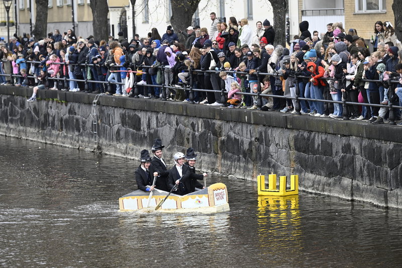 Tusentals samlades för att se den traditionella forsränningen i Fyrisån.