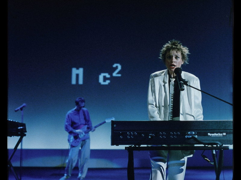 Det var genom den elektroniska musiken som Laurie Anderson fick sitt internationella genombrott på 1980-talet. Bilden är ur konsertfilmen 'Home of the Brave' från 1986. Pressbild.