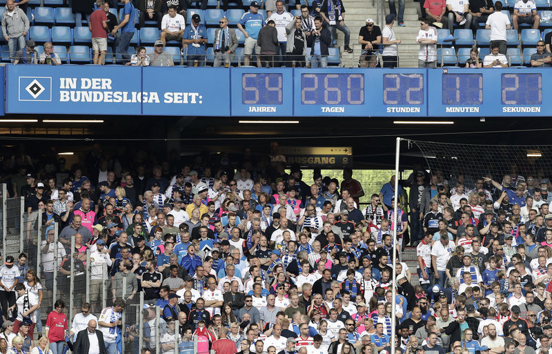 Klockan på Volksparkstadion som stannade när Hamburg åkte ur. Arkivbild.