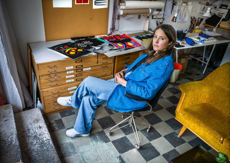 'Relationen mellan vissa lärare och barn är så märklig tycker jag. Lärarna har rätt att vara jättestränga, hårda och tuffa. Men de har också rätt att kräva att du ska öppna dig och berätta om dig själv. Det blir ett väldigt ojämlikt förhållande, säger Tyra von Zweigbergk, här i sin ateljé.