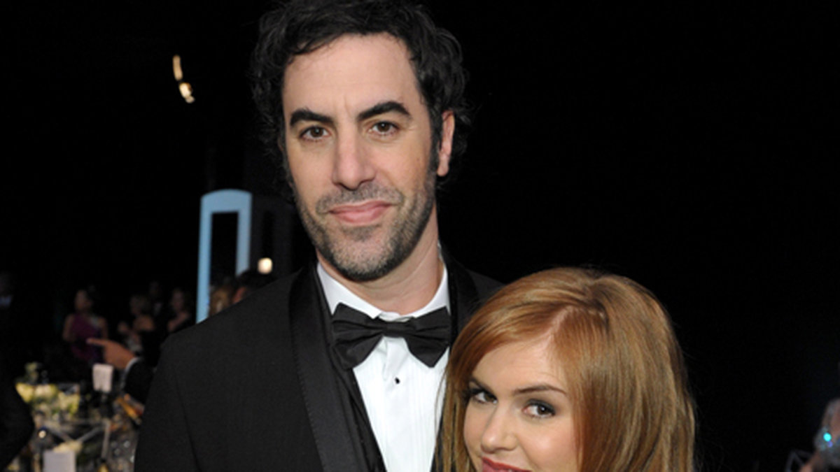 Borat-stjärnan Sacha Baron Cohen och hans fru Isla Fisher har skänkt flera miljoner till flyktingkatastrofen. 