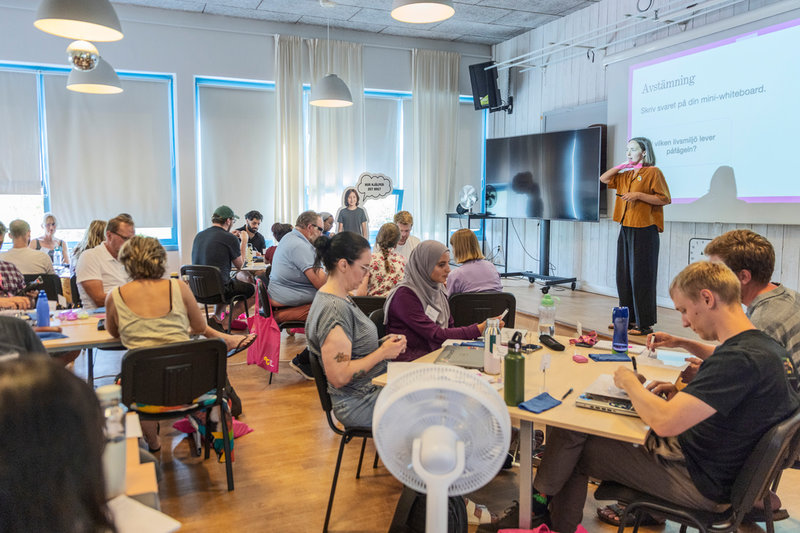 Det är skolan eller huvudmannen som betalar ut lönen för deltagarna på Teach for Swedens tvååriga ledarskapsprogram.