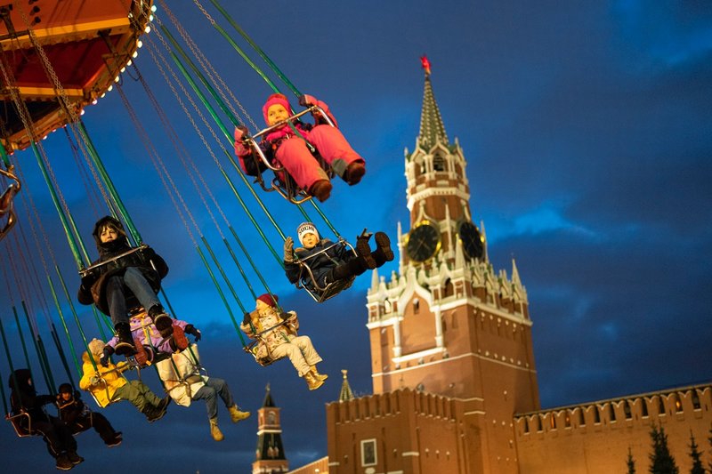Barn och vuxna åker karusell på Röda torget i Moskva. Bilden togs i december. 