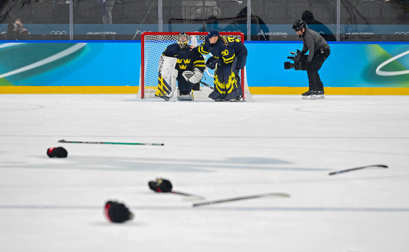 Ebba Svensson Träff tröstas av reservmålvakten Emma Söderberg.