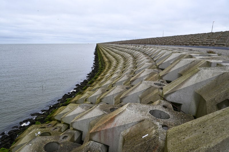 Afsluitdijks vallar har höjts med två meter. 75 000 specialutformade betongblock skyddar vallen mot vågorna, och har designats med naturen i åtanke.