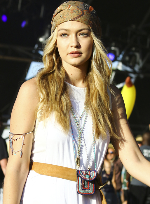 Gigi Hadid kör hippiestil. Gigi Hadid kör hippiestil.