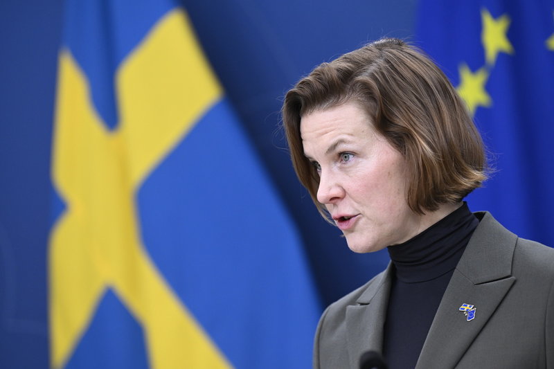 Jämställdhetsminister Nina Larsson (L) presenterar åtgärder för att motverka osakliga löneskillnader mellan kvinnor och män. Foto: Jessica Gow/TT