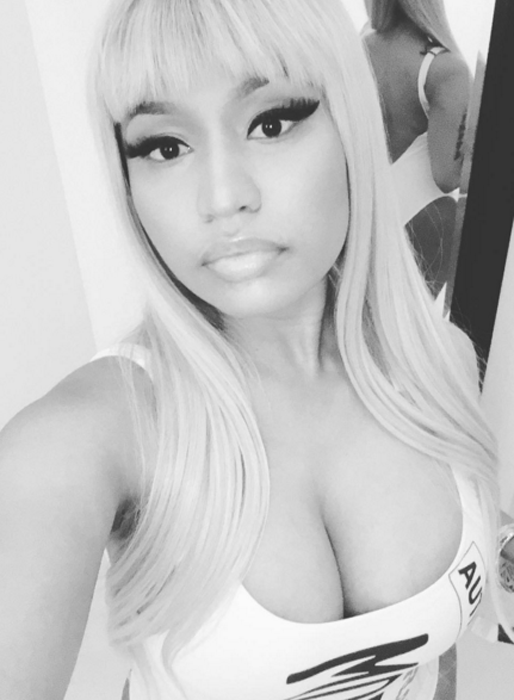 Nicki Minaj tar en selfie. Nicki Minaj tar en selfie.