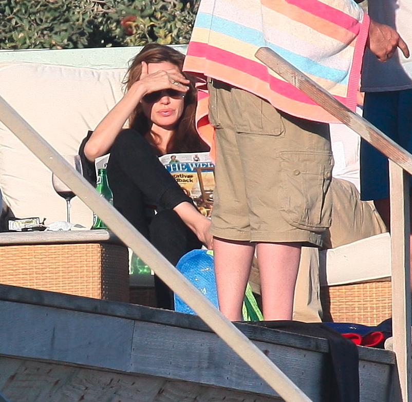 Jolie pustar som 35-åring ut i beachhuset i Malibu. Taskigt värre...