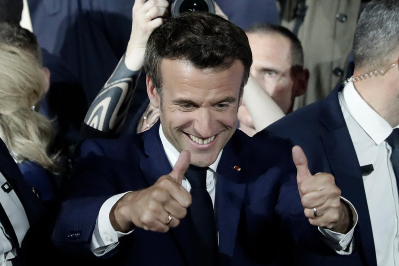 Frankrikes president Emmanuel Macron gör tummen upp efter sin valseger i söndags.