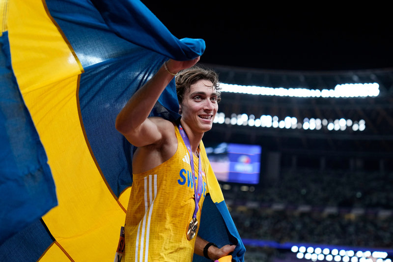 Armand Duplantis med svenska flaggan.