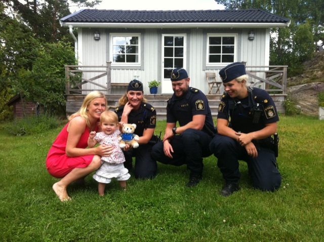 Mamma Kristin Blomqvist tillsammans med Tyra och tre poliser.