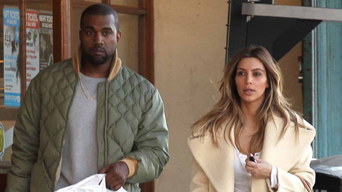 Sen blev det lite shopping med den blivande maken Kanye West. Men...vad har Kim för galen handväska? 