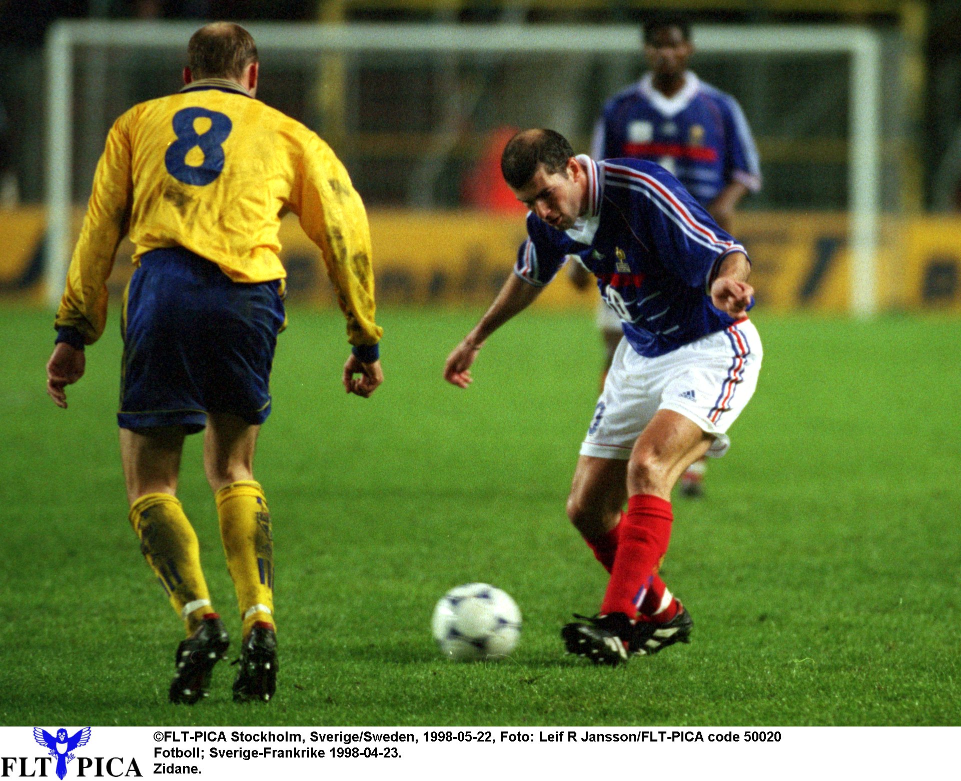 Åtminstone en stor fotbollsspelare har faktiskt spelat på Råsunda under modern tid. Här syns Zinedine Zidane leka med Håkan Mild.