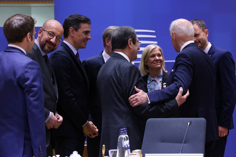Statsminister Magdalena Andersson (S) hälsar på USA:s president Joe Biden vid EU-toppmötet i Bryssel.