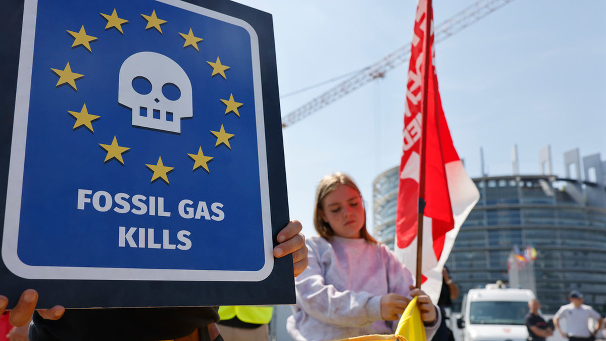 Unga klimataktivister i en demonstration utanför EU-parlamentet i juli 2022. Arkivfoto.