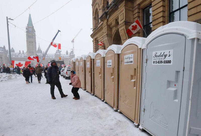 Bajamajor har ställt ut framför premiärminister Justin Trudeaus kansli i den kanadensiska huvudstaden Ottawa under protesterna.