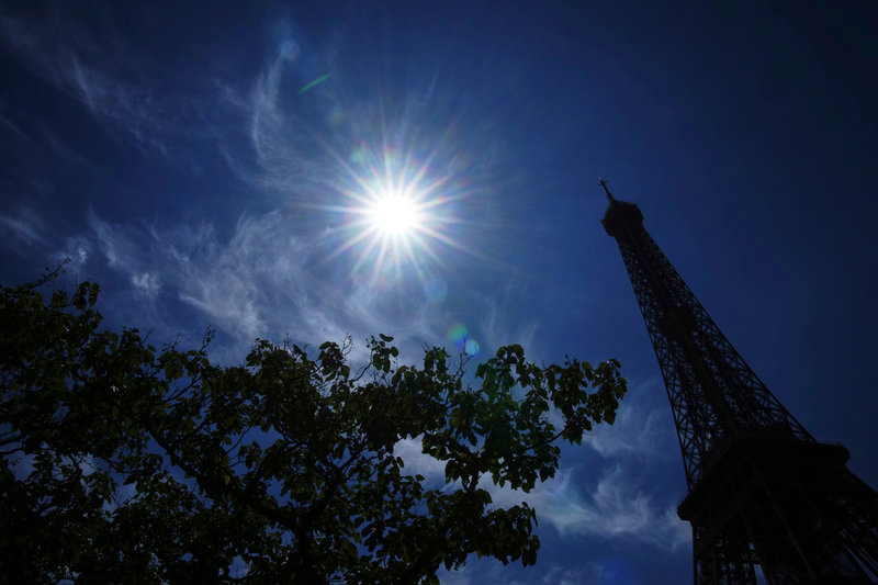 Eifeltornet i Paris stängdes på tisdagen på grund av värmen.