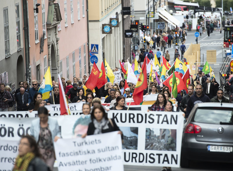 En kurdisk demonstration med många PKK-flaggor (de röda, gula och gröna med en röd stjärna i mitten) i centrala Stockholm 2016. Arkivbild.