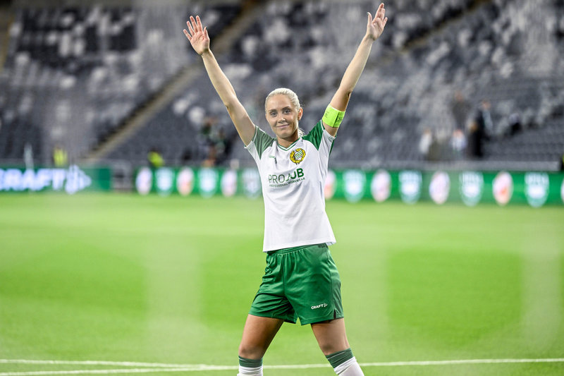 Hammarbys lagkapten Alice Carlsson tackar fansen efter onsdagens 2–0-seger mot S:t Pölten.