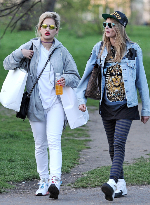 En go hipster-promenad för Cara Delevingne och Rita Ora. 
