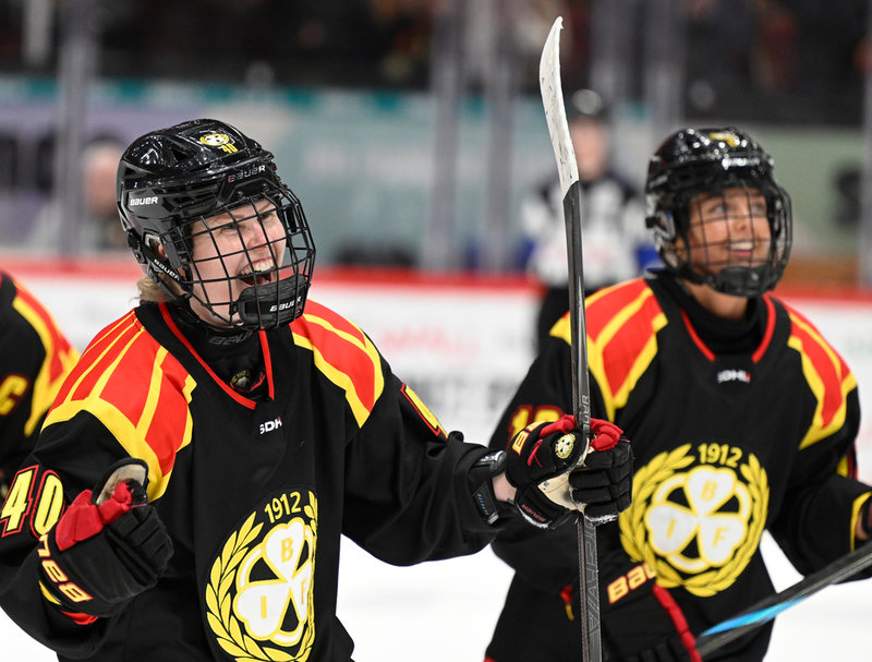 Brynäs Noora Tulus (40) jublar efter sitt 5–2-mål mot Frölunda.