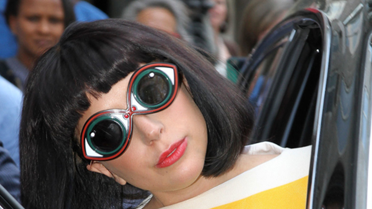 Lady Gaga har spännande solglasögon. 