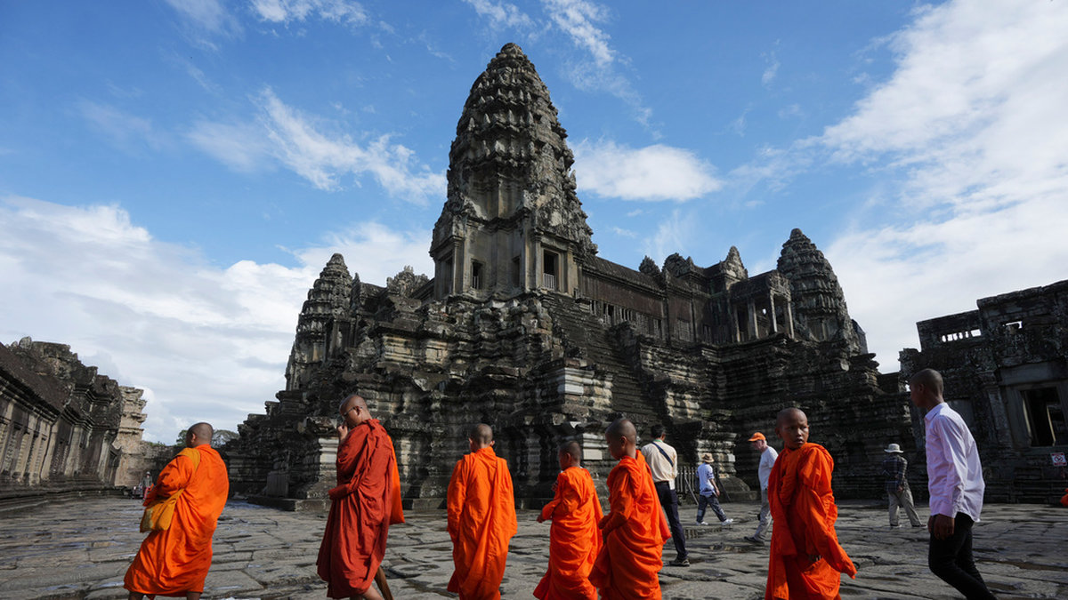 Kambodjanska munkar fotograferade vid det världsberömda templet Angkor Wat i Siem Reap i november.