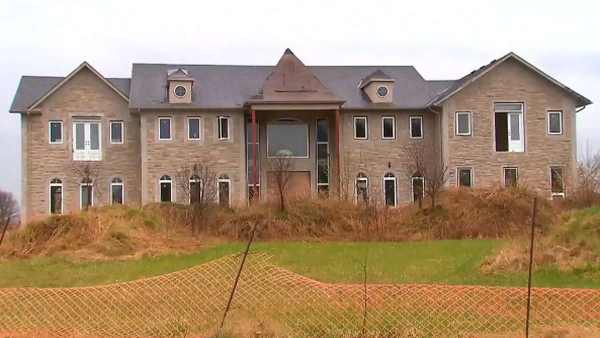 Huset har skador som kommer kosta tiotusentals dollar att reparera.
