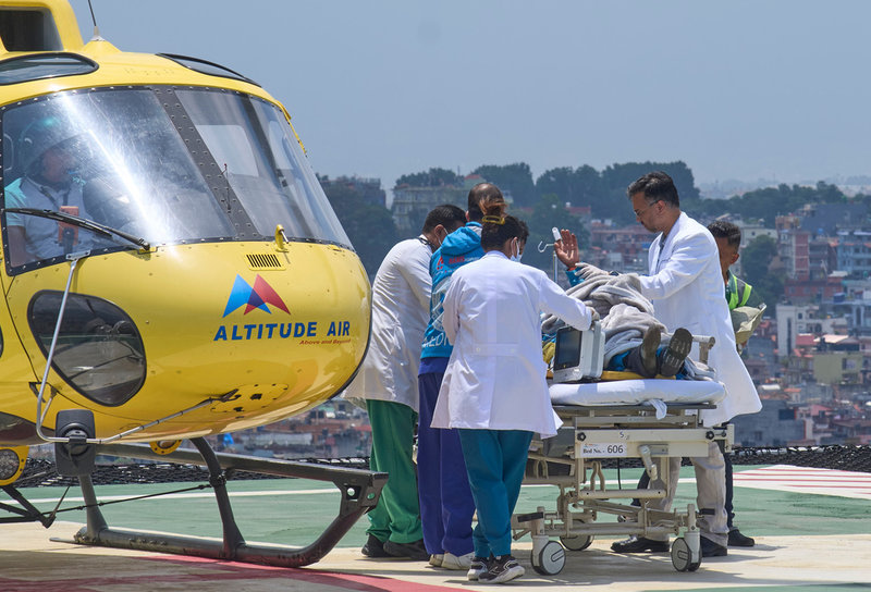 Dawa Sherpa tas emot av ett läkarteam vid ankomst till Katmandu i torsdags.