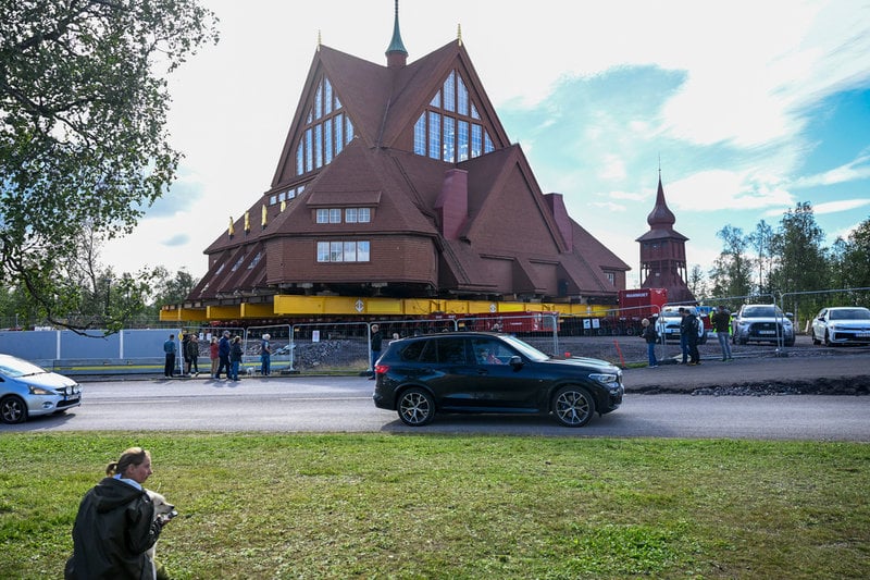 Den fem kilometer långa flytten av Kiruna kyrka beräknas ta två dagar. Kyrkan väger 672 ton och ekipaget kommer att förflytta sig med en hastighet av 500 meter per timme.
