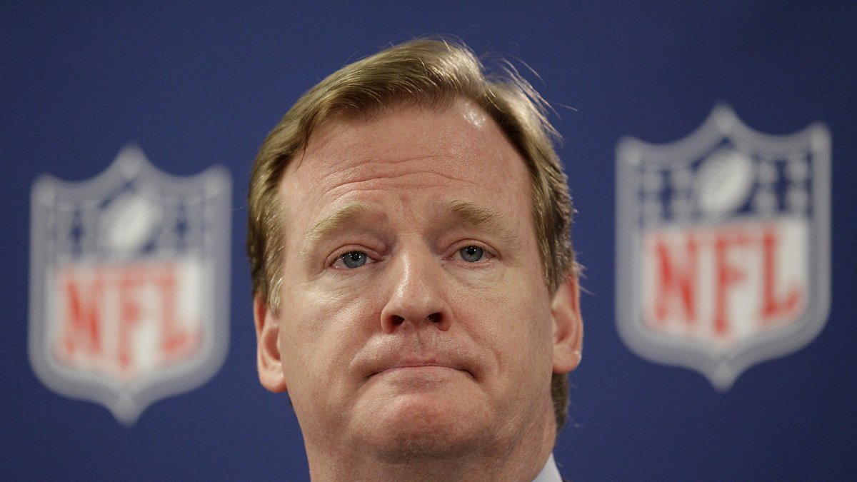 Roger Goodell, som är högst upp i näringskedjan av NFL-ledningen, får stark kritik för sitt hanterande av skandalen. 